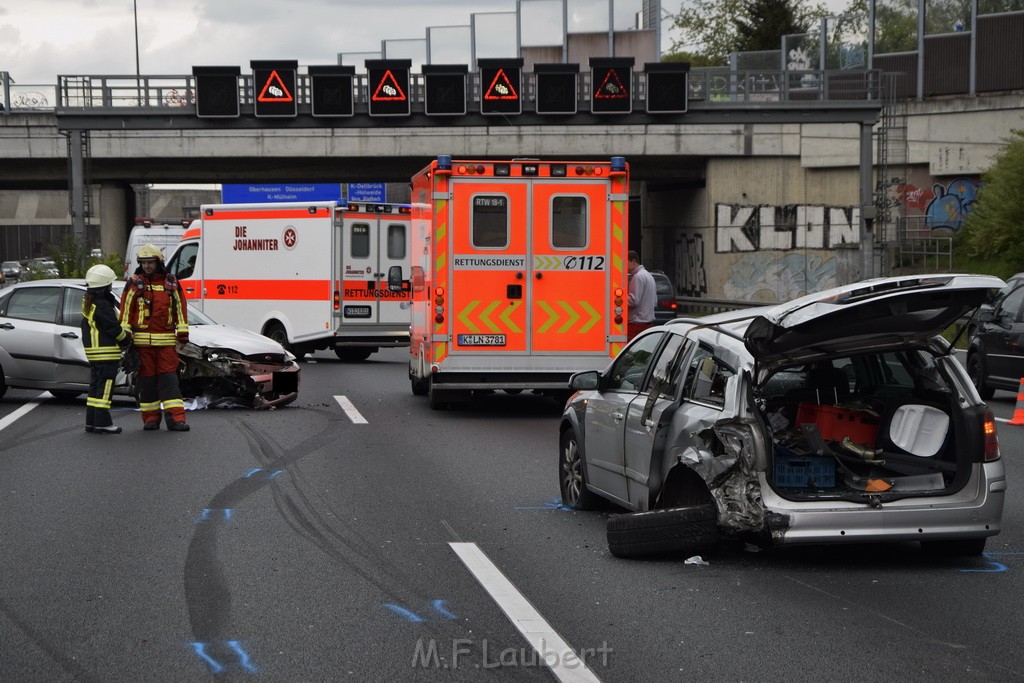 VU Auffahrunfall A 3 Rich Oberhausen kurz vor AS Koeln Dellbrueck P162.JPG - Miklos Laubert